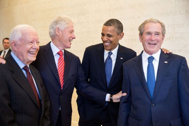 2013년 조지 W 부시 대통령 센터 건립 때 모인 4명의 대통령들. 미국 대통령들은 상당한 유머 실력을 갖추고 있다. 조지 W 부시 대통령 센터 홈페이지