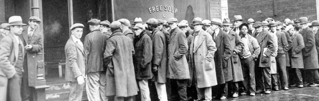 1930년대 미국 대공황 시기 사람들이 무료 음식을 배급 받고자 줄을 서서 기다리는 모습. 시카고대 출신인 경제학자 새뮤얼슨은 
‘대공황에서 정부가 사람들을 위해 할 수 있는 일은 아무것도 없다’는 자유방임주의를 고수한 시카고학파가 현실과 동떨어져 있다고 
느꼈다. 부키 제공