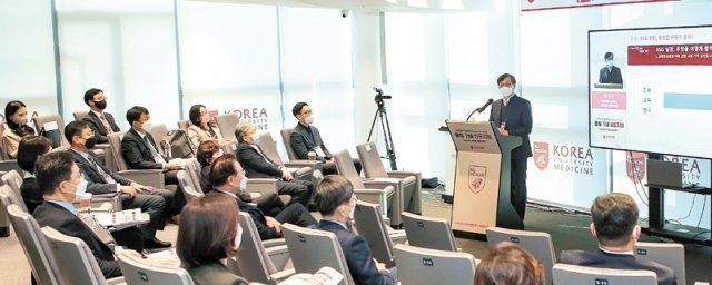 사회공헌사업본부 출범 심포지엄에서 박건우 본부장이 ESG 실천방안을 발표하고 있다. 고려대의료원 제공