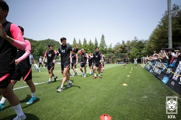 축구 대표팀 선수들이 11일 오전 파주NFC에서 진행된 오픈트레이닝에서 팬들에게 인사를 하고 있다.(대한축구협회 제공) © 뉴스1