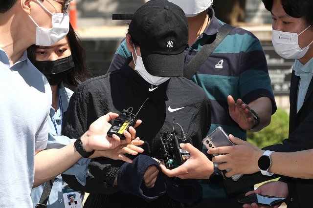 11일 오전 서울 서초구 서울중앙지방법원에서 생활비 문제로 다투다 흉기를 휘둘러 40대 남편을 살해한 혐의를 받는 20대 여성 A씨가 영장실질심사를 받기 위해 법정으로 들어가고 있다. 서울=뉴시스