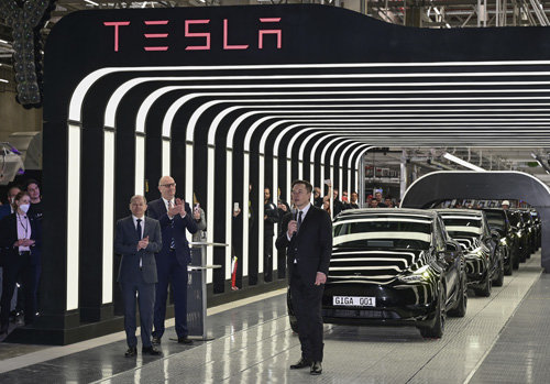 일론 머스크 테슬라 CEO가 올해 3월 독일 베를린 기가팩토리 가동식에서 연설하고 있다. 행사에서 머스크는 첫 번째 생산 차량을 고객에게 인도하면서 “너무 기쁘다”며 춤을 췄다. AP 뉴시스