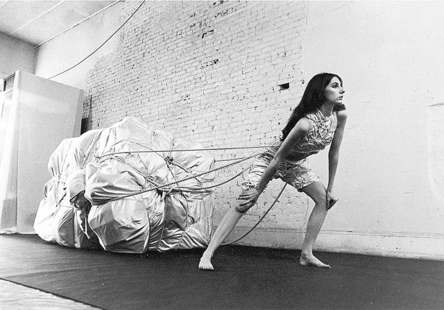 불가리아 태생의 설치미술가 크리스토의 1967년 작품인 ‘웨딩드레스’. 한 여성이 감당하기 힘든 크기의 짐을 끌고 있는 모습을 통해 다양한 상상력과 해석의 여지를 열어놓았다. 사진 출처 아트리뷴