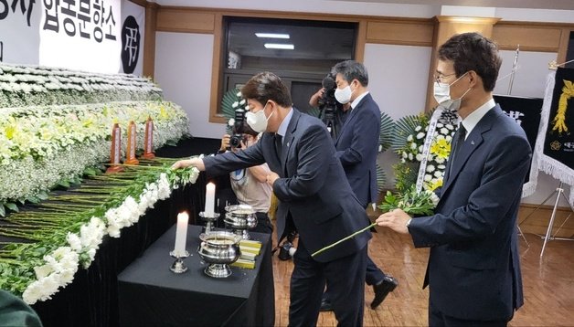 권영진 대구시장이 11일 오전 대구 중구 삼덕동 경북대학교 장례식장에 마련된 법률사무소 방화참사 희생자 합동분향소를 찾아 헌화하고 있다. 2022.6.11/뉴스1 © News1