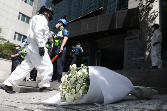 10일 오전 대구 수성구 범어동 변호사 사무실 건물 앞에 희생자를 추모하는 조화(弔花)가 놓여 있다. 2022.6.10/뉴스1 © News1