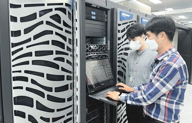 한국과학기술정보연구원(KISTI) 연구진이 슈퍼컴퓨터  ‘누리온’의 성능을 테스트하고 있다. KISTI 제공