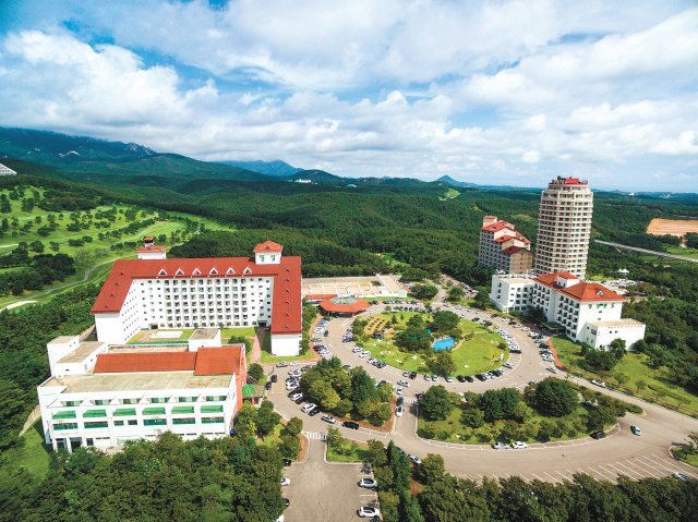 설악온천리조트는 사계절 휴양지로 주변에 해수욕장과 관광지가 많고 온천을 즐길 수 있다.