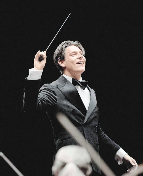올해부터 ‘예술적 파트너’로, 2027년부터 수석 지휘자로 로열 콘세르트헤바우 오케스트라를 이끌게 된 26세의 지휘자 클라우스 매켈래. 클라우스 매켈래 홈페이지