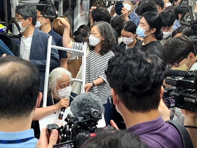 13일 오전 서울 지하철 4호선 혜화역 승강장에서 전국장애인차별철폐연대(전장연)이 출근길 시위에 나서는 모습ⓒ 뉴스1