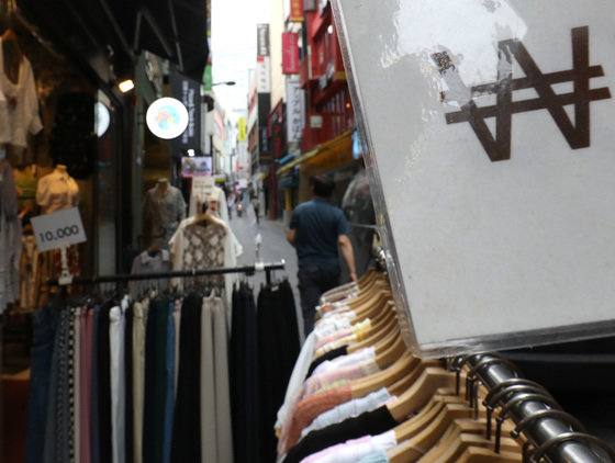 23조원 규모의 소상공인 손실보전금 지급이 시작된 5월30일 서울 명동거리에서 옷가게가 영업을 하고 있다… 2022.5.30/뉴스1 © News1