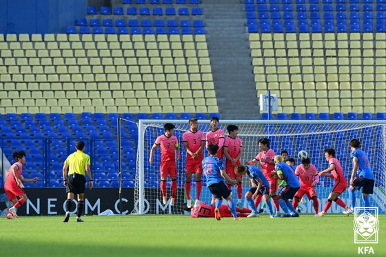 12일 우즈베키스탄 타쉬켄트 파흐타코르 스타디움에서 열린 2022 AFC 아시안컵 8강전 한국과 일본의 경기에서 전반전 일본 스즈키 유이토가 프리킥으로 득점하고 있다. (대한축구협회 제공)2022.6.12/뉴스1