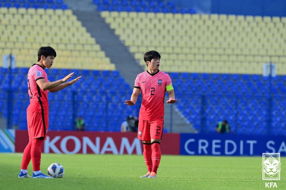 12일 우즈베키스탄 타쉬켄트 파흐타코르 스타디움에서 열린 2022 AFC 아시안컵 8강전 한국과 일본의 경기에서 전반전 한국 이강인과 최준이 프리킥을 준비 하고 있다. (대한축구협회 제공)2022.6.12/뉴스1