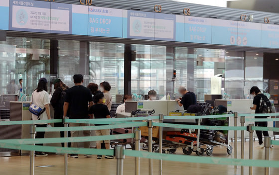 12일부터 미국에 도착하는 여행객은 신종 코로바이러스 감염증(코로나19) 음성확인서를 제출하지 않아도 된다. 사진은 이날 인천국제공항 출국장의 모습. 2022.6.12/뉴스1