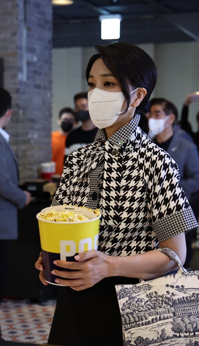 윤석열 대통령 부인 김건희 여사가 12일 오후 서울 메가박스 성수점에서 영화 ‘브로커’를 관람하기 전 팝콘을 들고 있다. 강신업 변호사 페이스북 갈무리