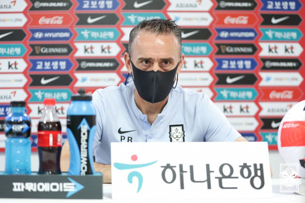 파울루 벤투 대한민국 축구대표팀 감독이 이집트와의 하나은행 초청 축구국가대표팀 친선경기를 하루 앞둔 12일 경기도 파주NFC(축구국가대표 트레이닝센터)에서 공식 기자회견을 하고 있다. (대한축구협회 제공) 2022.6.12/뉴스1