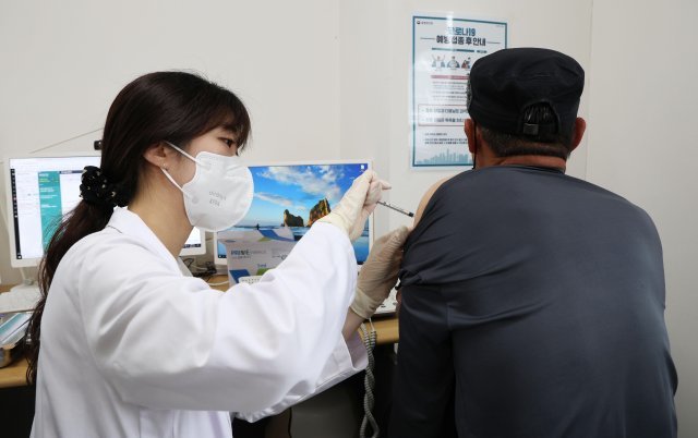 서울 한 병원에서 시민이 백신을 접종하고 있다. 사진공동취재단