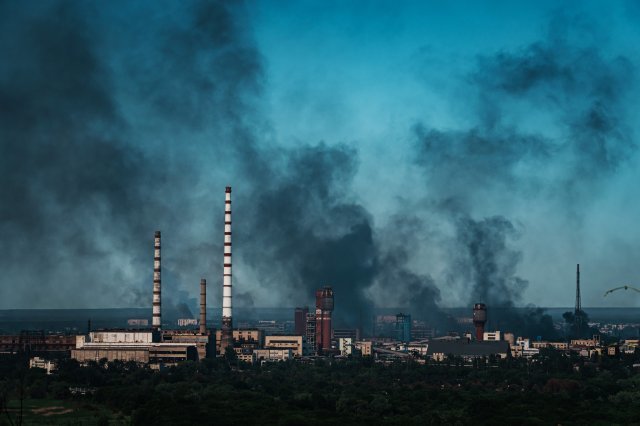 지난 10일 우크라이나 동부 루한스크주의 세베로도네츠크 내 한 공장 건물에서 검은 연기가 피어오르고 있다. 게티이미지코리아