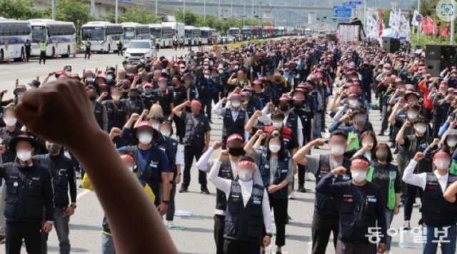 지난 7일 오전 부산 강서구 부산신항 삼거리에서 파업 출정식을 여는 민주노총 화물연대 부산지부. 출처=동아일보