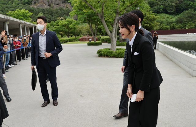 윤석열 대통령 부인 김건희 여사가 13일 오후 경남 김해 진영읍 봉하마을 고 노무현 전 대통령 묘역 참배를 마친 후 시민들을 향해 인사하고 있다. 대통령실통신사진기자단