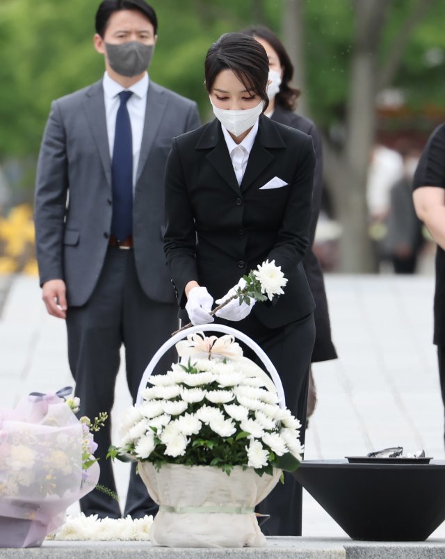 윤석열 대통령 부인 김건희 여사가 13일 오후 경남 김해 진영읍 봉하마을을 방문해 고 노무현 전 대통령 묘역에 헌화하고 있다. 대통령실통신사진기자단