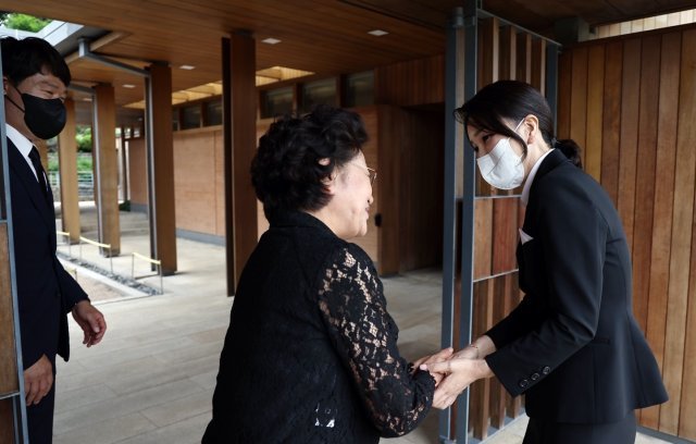 윤석열 대통령 부인 김건희 여사가 13일 오후 경남 김해 진영읍 봉하마을 고 노무현 전 대통령 묘역 참배를 마친 후 권양숙 여사를 예방하고 있다. 대통령실 제공