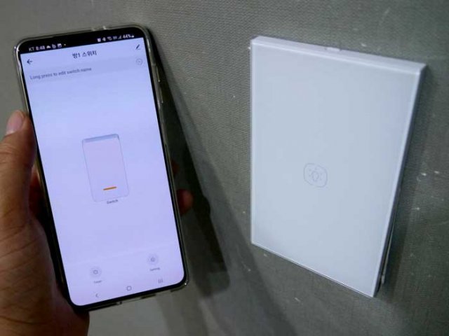 모바일 앱으로 일반 전등을 원격제어 가능한 텐플 스마트 벽부형 스위치 (출처=IT동아)