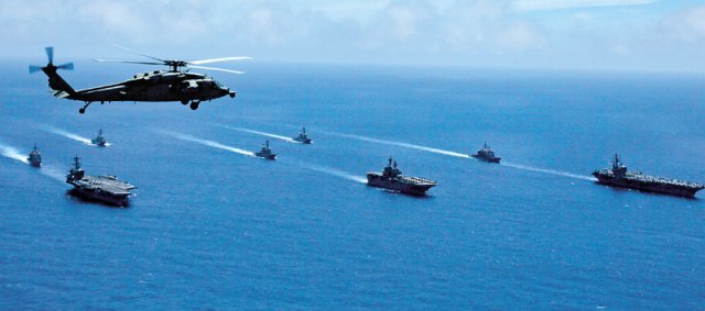 美 ‘용감한 방패’ 훈련 공개 미국 태평양함대사령부가 12일 필리핀해를 포함한 서태평양 일대에서 ‘용감한 
방패(Valiant Shield)’ 훈련을 진행하는 모습. 이번 훈련에는 B-1B 전략폭격기와 F-22 전투기 등 항공기 200대
 이상과 병력 1만3000명이 투입됐다. 미국 해군 제공