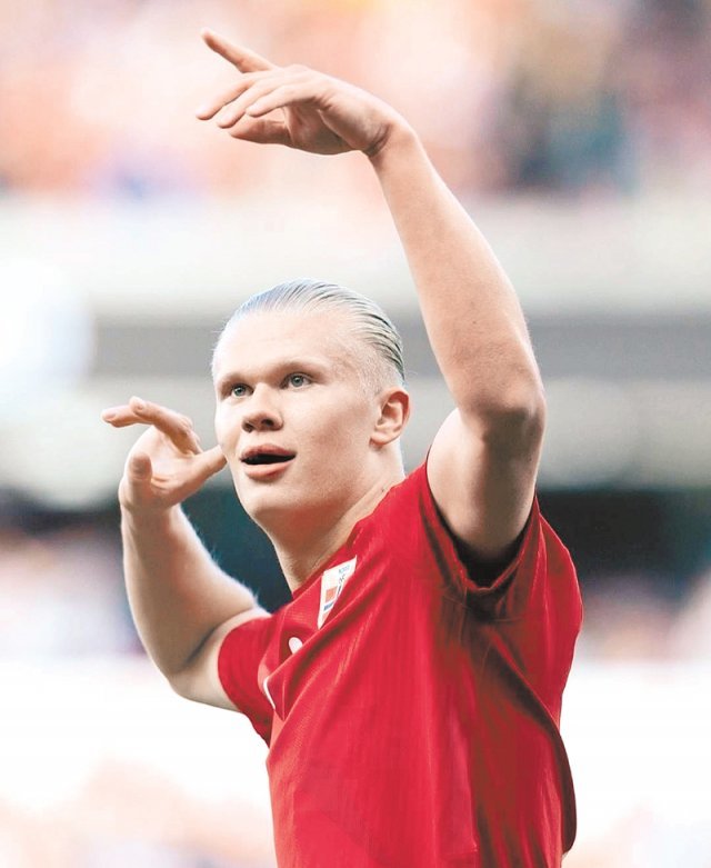 노르웨이 축구대표팀 공격수 엘링 홀란이 13일 스웨덴과의 유럽축구연맹(UEFA) 네이션스리그 조별리그 경기에서 골을 넣은 뒤 
세리머니를 하고 있다. 홀란은 2골 1도움으로 노르웨이의 3-2 승리를 이끌었다. 사진 출처 노르웨이축구협회 인스타그램