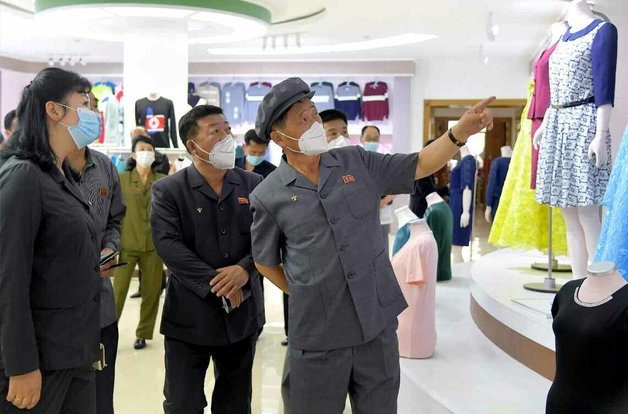 북한 노동당 기관지 노동신문은 14일 “김덕훈 내각총리가 평양시 안의 경공업 및 상업 부문의 여러 단위 사업을 현지에서 요해(점검)하였다”며 “우리 인민들이 경공업의 덕을 실지 입을 수 있도록 인민소비품(공산품) 생산에서 뚜렷한 개진을 가져올 데 대하여 언급하였다”라고 전했다. (평양 노동신문=뉴스1)