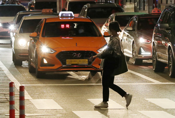 26일 저녁 서울 종각역 부근에서 택시가 운행을 하고 있다.(자료사진) 2022.4.26/뉴스1 © News1