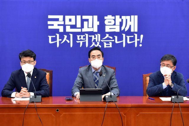 더불어민주당 박홍근 원내대표(가운데)가 14일 오전 서울 여의도 국회에서 열린 원내대책회의에서 발언을 하고 있다. 사진공동취재단