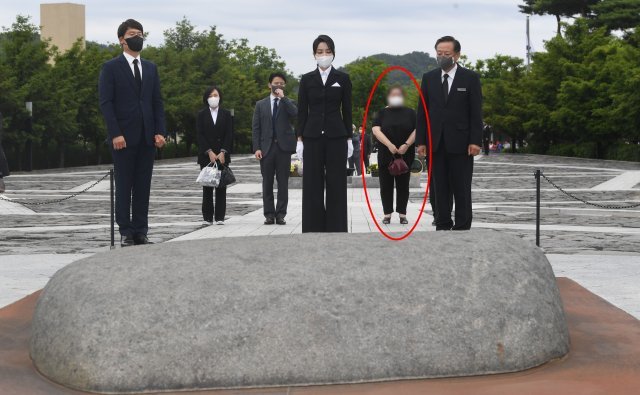 김건희 여사가 지난 13일 오후 경남 김해 진영읍 봉하마을을 방문해 고 노무현 전 대통령 묘역 너럭바위 앞에서 묵념하는 모습. 김 여사 지인 모 대학교수(김건희 여사 오른쪽)도 자리했다. 대통령실사진기자단