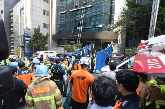 9일 오전 10시55분쯤 대구 수성구 범어동 대구지방법원 인근 7층짜리 빌딩 2층에서 방화로 인한 불이 나 7명이 숨지고 40여명이 다치는 등 다수의 인명피해가 발생했다. 경찰과 소방당국이 사고현장 주변을 통제하고 건물 내부에서 희생자 수습과 수색을 진행하고 있다. 2022.6.9/뉴스1