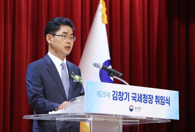 김창기 제25대 국세청장은 14일 취임식에서 직원들에게 “세무서에 방문하지 않고도 모든 세금 업무를 처리할 수 있도록 홈택스 수준을 한층 더 높이고 모바일 서비스도 확충해 달라”고 당부했다. 국세청 제공