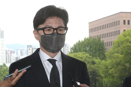 한동훈 법무부장관이 9일 오후 경기 과천시 법무부청사로 들어서며 촉법소년 연령 기준 하향과 관련한 취재진의 질문에 답하고 있다. 2022.6.9/뉴스1 © News1