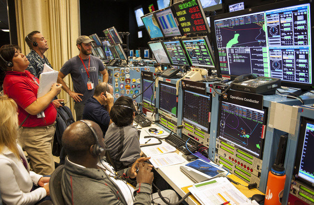 미군과 미국 항공우주국(NASA), 제트추진연구소 관계자들이 지난 2015년 6월8일(현지시간) 미 하와이의 태평양 미사일 사격훈련 지원소에서 NASA가 개발한 ‘저밀도 초음속 감속기’(LDSD)의 시험발사 궤적을 추적하고 있다. 미군 인도·태평양사령부