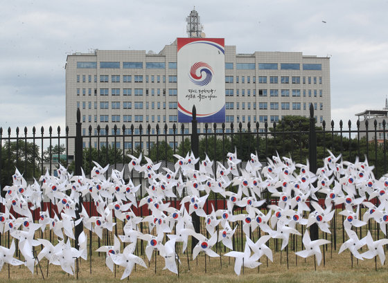 대통령실새이름위원회가 회의를 열고 대통령실 새 명칭을 결정할 예정인 14일 오후 서울 용산구 옛 미군기지에 조성된 용산공원에 바람개비가 돌고 있다.용산 집무실 명칭으로 거론된 후보군으로는 국민의집, 국민청사, 민음청사, 바른누리, 이태원로22 등이 있다. 2022.6.14/뉴스1 © News1 송원영 기자