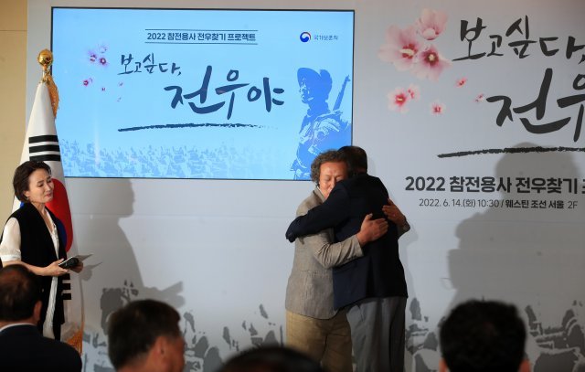 김봉상(76) (오른쪽) 정대원씨가 무대에서 만나는 장면