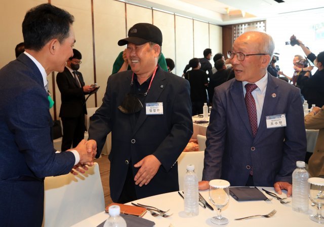 정창완(74)(가운데)씨가 조수현 씨와 함께 박민식 국가보훈처장과 대화를 하고 있다.