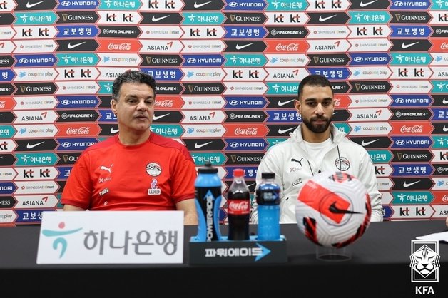 이집트 축구 대표팀의 이합 갈릴 감독(왼쪽)과 주장 아무 알 술라야. 대한축구협회 제공