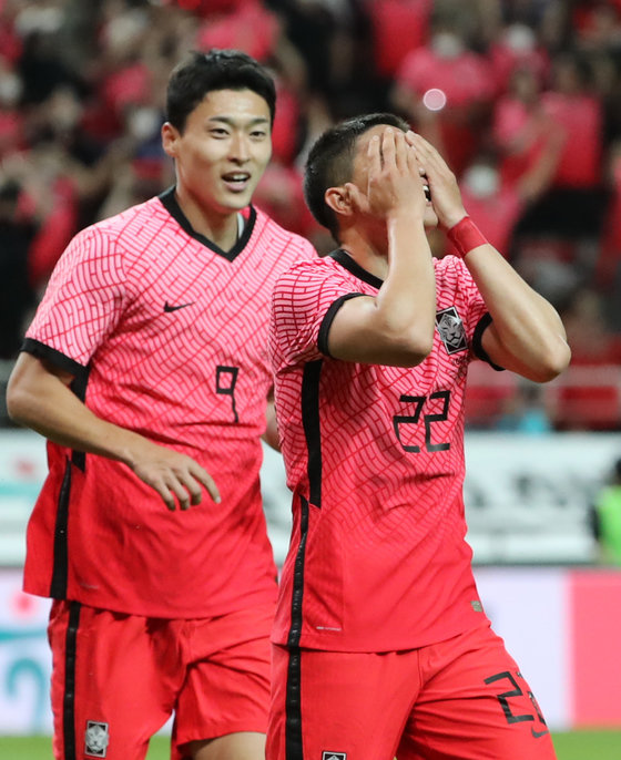 대한민국 축구 국가대표팀 권창훈이 4일 서울월드컵경기장에서 열린 ‘2002 한일월드컵 20주년 기념 평가전’ 대한민국과 이집트의 경기 후반 팀 네번째 골을 성공한 뒤 얼굴을 감싸고 있다. 2022.6.14/뉴스1