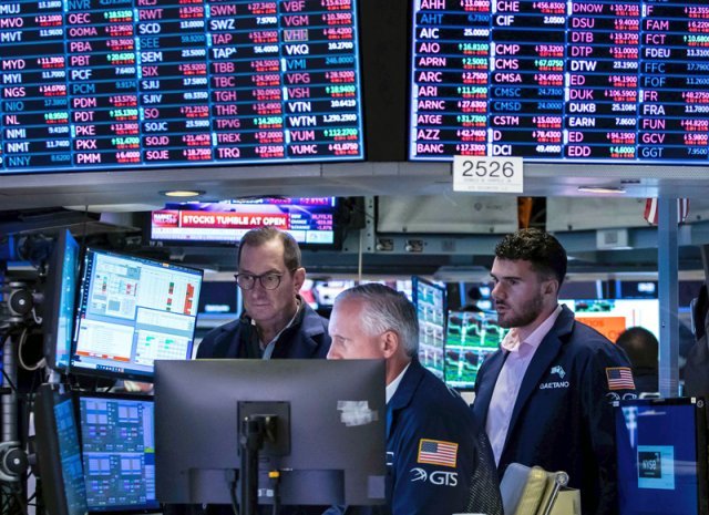 13일(현지시간) 세명의 증시전문가들이  화면을 바라보고 있다. 이 날 경기 침체 가능성에 대한 두려움이 전 세계 시장을 강타하고 월스트리트는 S&P 500이 폭락했다.  뉴욕 증권 거래소 제공/AP뉴시스