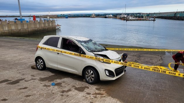 지난 14일 오후 3시28분쯤 제주 서귀포시 대정읍 모슬포 운진항 해상에서 발견된 차량. 서귀포해양경찰서 제공