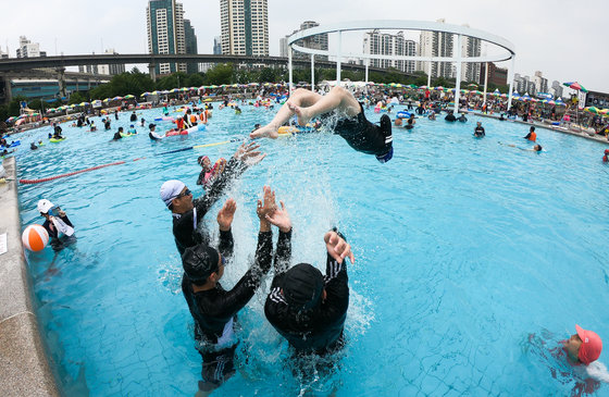 지난 2019년 6월 서울 광진구 뚝섬한강공원 야외수영장을 찾은 시민들이 물놀이를 즐기고 있다. © News1