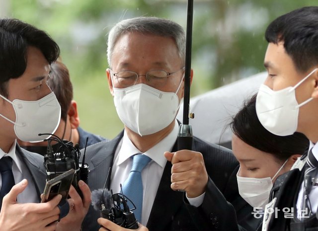 문재인 정부 당시 산하 공기업 기관장들의 사퇴를 종용했다는 의혹을 받고 있는 백운규 전 산업부 장관이 15일 영장실질심사를 받기 위해 서울동부지법에 출석하고 있다. 홍진환 기자 jean@donga.com