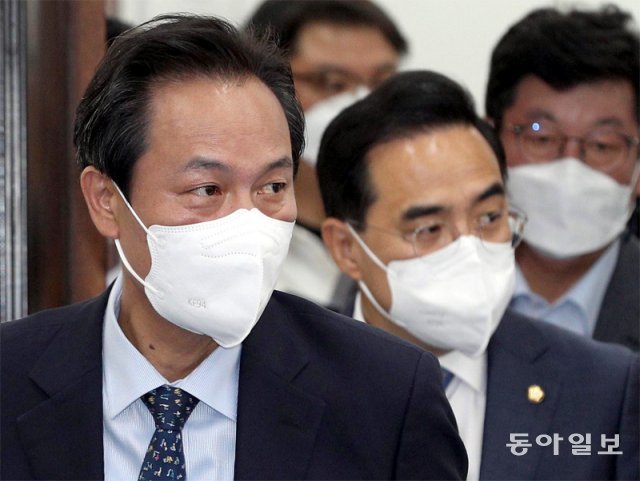 우상호 더불어민주당 비상대책위원장과 박홍근 원내대표(왼쪽부터)를 비롯한 비대위원들이 15일 오전 국회에서 열린 비상대책위원회의에 참석하고 있다. 장승윤 기자 tomato99@donga.com