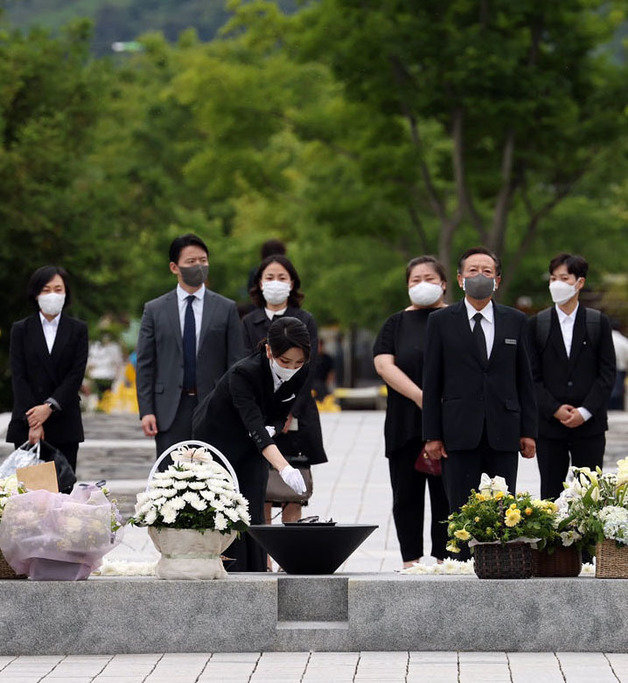 윤석열 대통령 부인 김건희 여사가 13일 경남 김해 봉하마을을 찾아 고 노무현 전 대통령 묘역을 참배하고 있다. 대통령실 제공