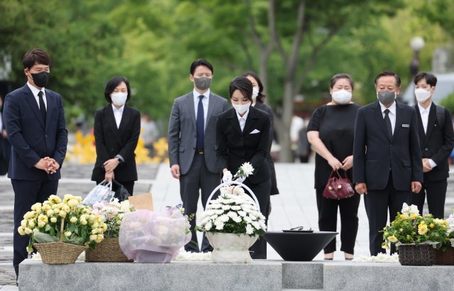 윤석열 대통령 부인 김건희 여사가 13일 오후 경남 김해 진영읍 봉하마을을 방문해 고 노무현 전 대통령 묘역에 헌화하고 있다. 대통령실통신사진기자단