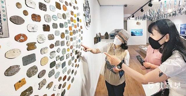 인천시립박물관 1층 한나루갤러리를 찾은 여성들이 과거 대문에 붙어 있던 주소가 적힌 표찰을 살펴보고 있다. 김영국 채널A 스마트리포터 press82@donga.com
