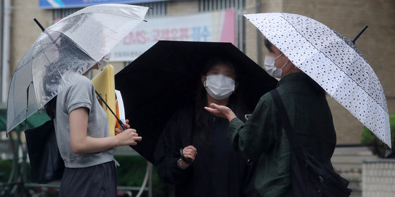 비가 내린 지난 14일 전북 전주시 전북대학교에서 우산을 쓴 학생들이 대화를 나누고 있다. 2022.6.14 뉴스1